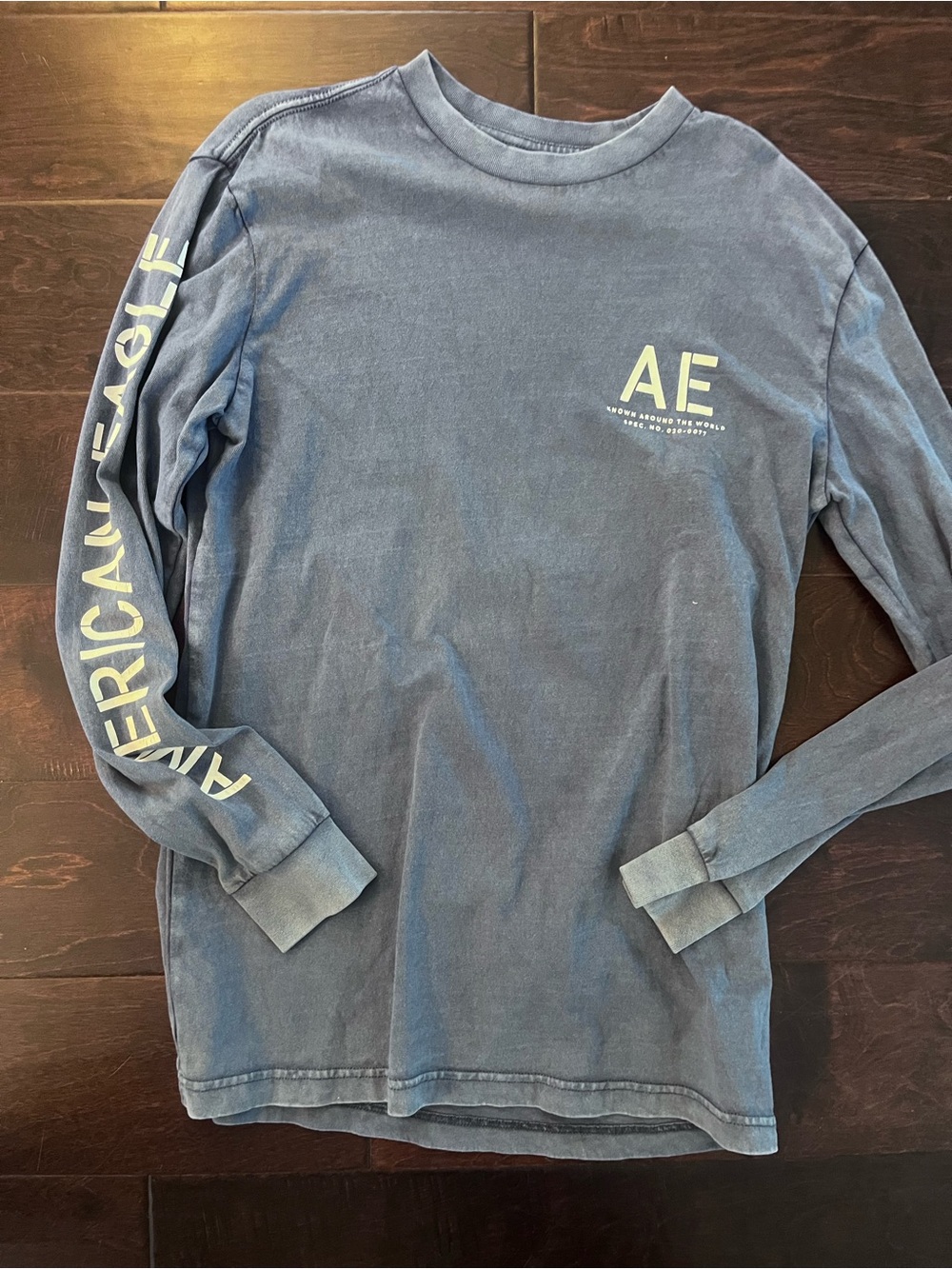 American Eagle Outfitters Washed Blue Long-Sleeve Graphic Crewneck men’s XS